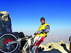 صعود رکودشکن یک موتورسوار حرفه‌ای به قله دماوند