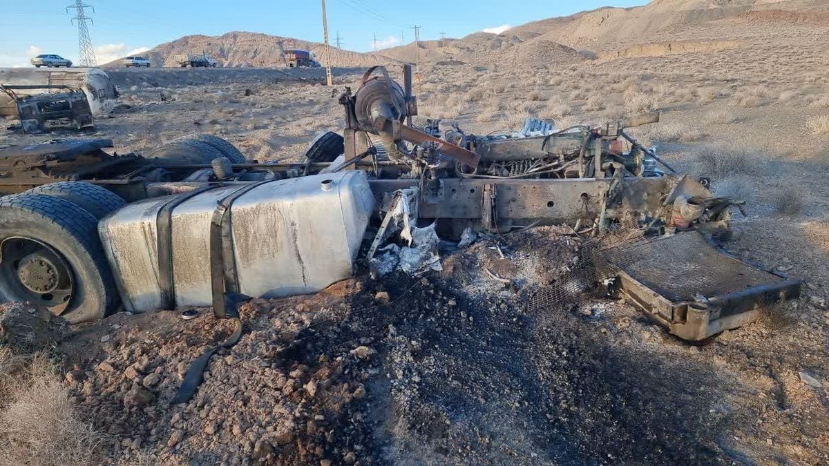 فوت ۲ نفر در حادثه واژگونی یک دستگاه تریلر در محور نایین _اردستان