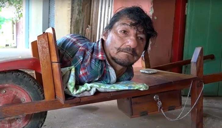 پشتکار ستودنی پدری بدون دست وپا که الگوی فرزندانش است