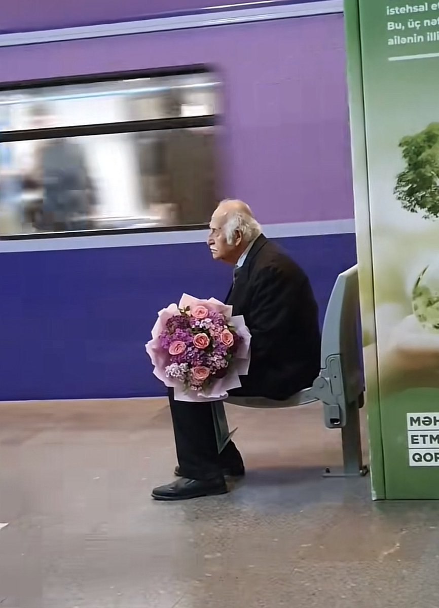 عکس احساسی این “مسافر مترو” فضای مجازی را ترکاند/ تصویر