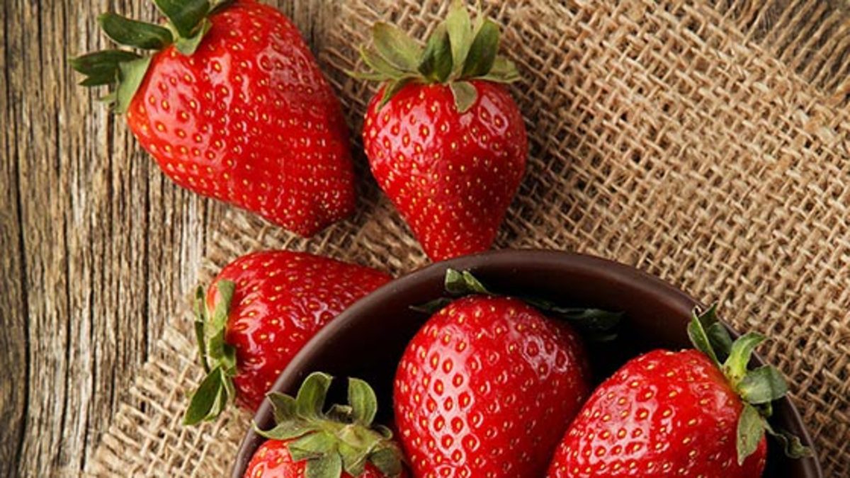 برای داشتن مو‌هایی خوشبو و پر پشت از توت فرنگی غافل نشوید