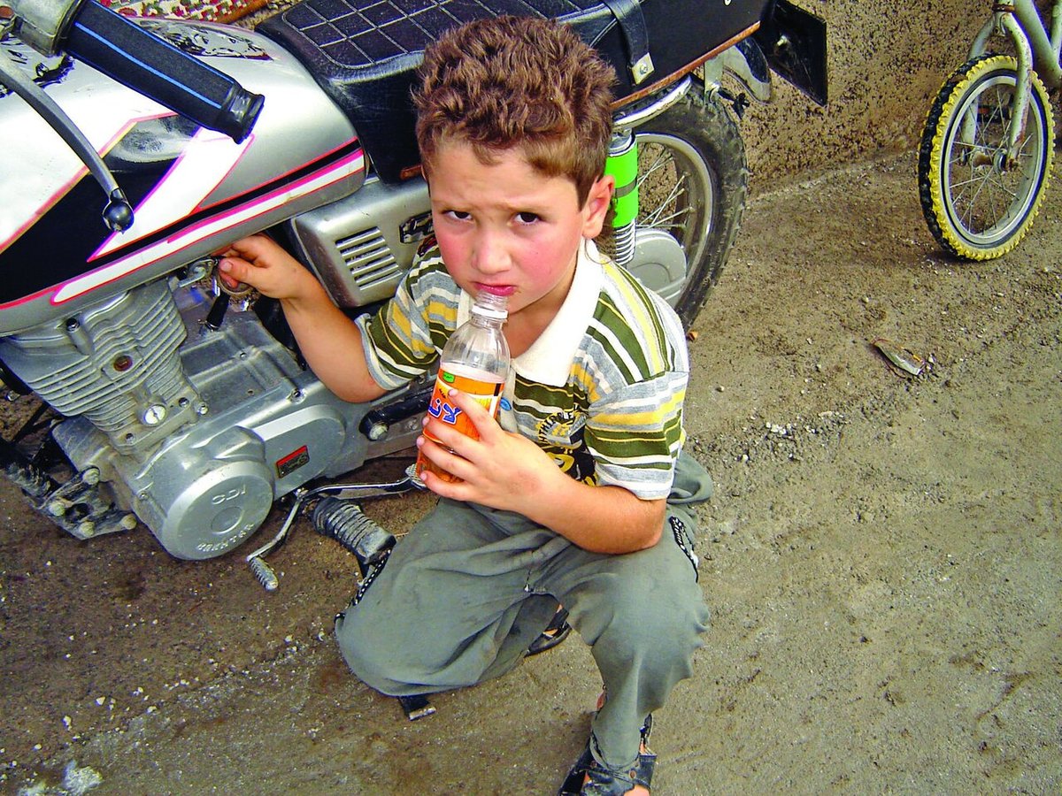 بنزین خوری پسر بچه روستایی از ۲ سالگی/پسرم اگر بنزین نخورد افسرده می‌شود