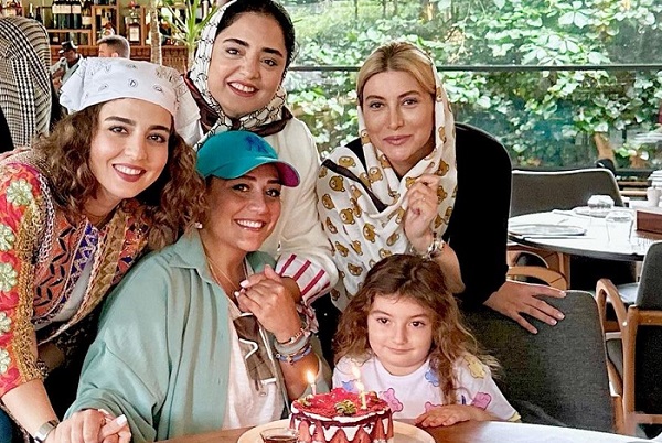 عکس/ نرگس محمدی و فریبا نادری با تیپ جدید و متفاوت در استانبول عکس/ نرگس محمدی و فریبا نادری با تیپ جدید و متفاوت در استانبول