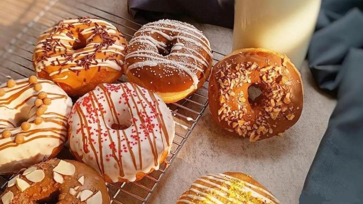 بدون نیاز به فر این دونات‌های شیر عسلی و بی نظیر را به سبک بازاری درست کنید