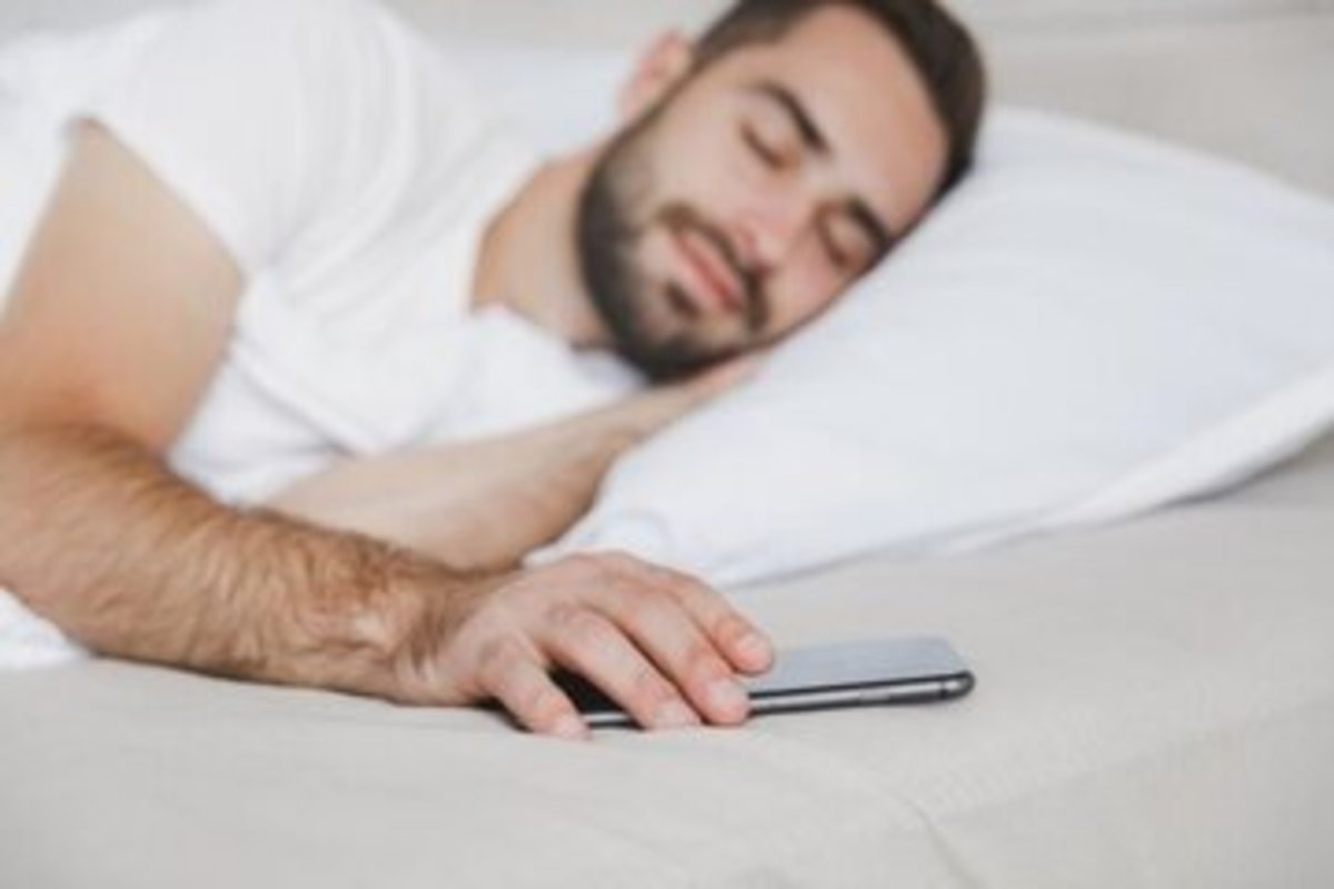 نزدیک بودن تلفن هوشمند به بالش هنگام خواب چه عوارضی دارد؟