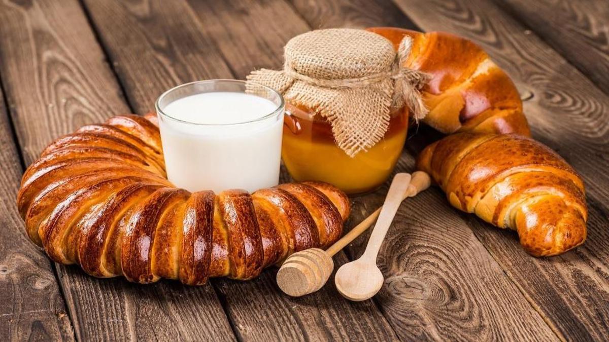 دستور پخت نان لطیف و خوش طعم شیر عسلی بدون نیاز به فر برای عصرانه