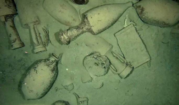 کشف کوزه‌های دو هزار ساله در اعماق مدیترانه