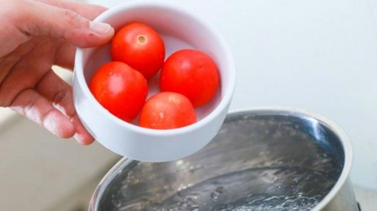 با این روش به راحتی و بدون درد سر  پوست گوجه فرنگی را جدا کنید
