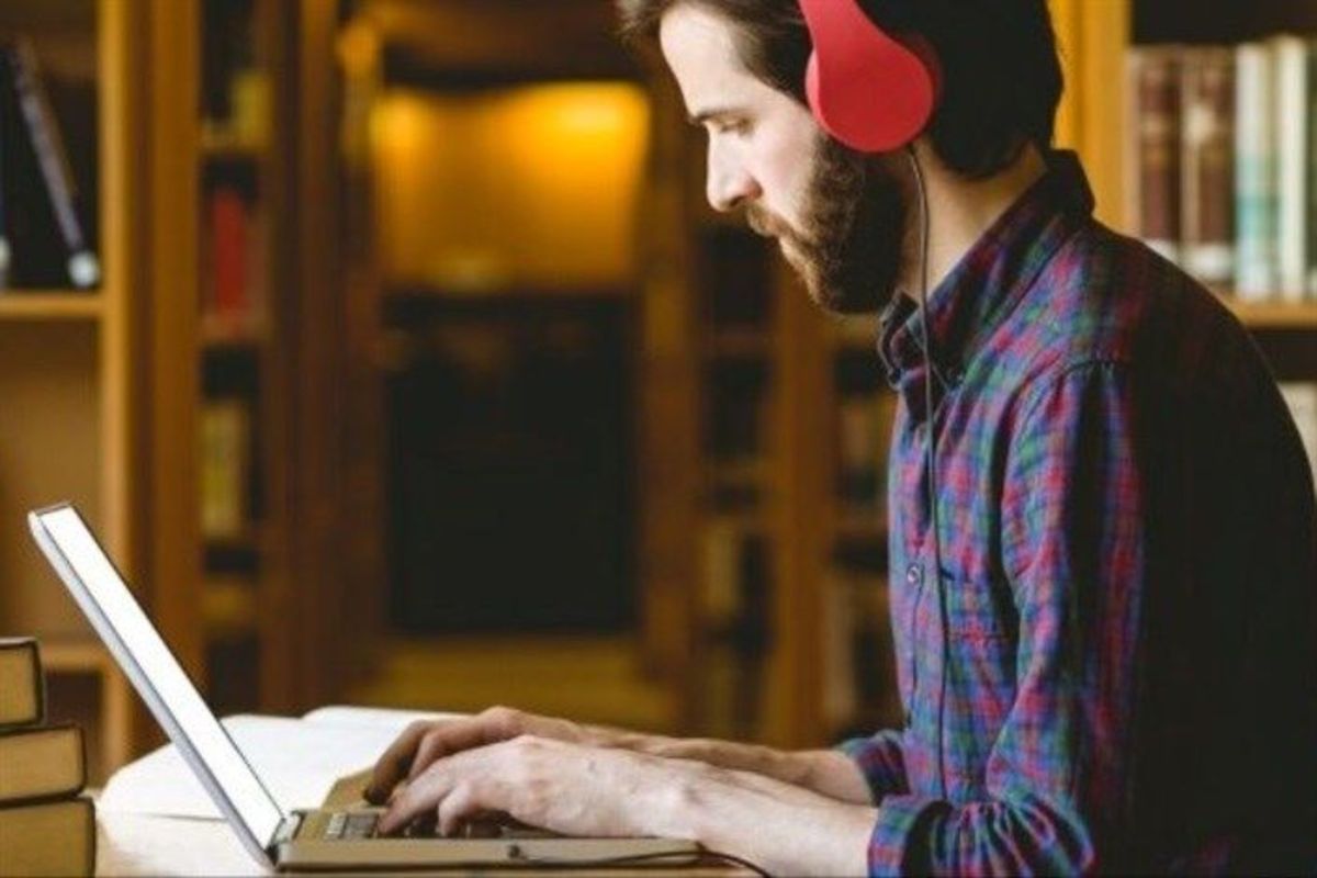 فواید گوش دادن به موسیقی در حین انجام کار