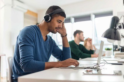 فواید گوش دادن به موسیقی در حین انجام کار