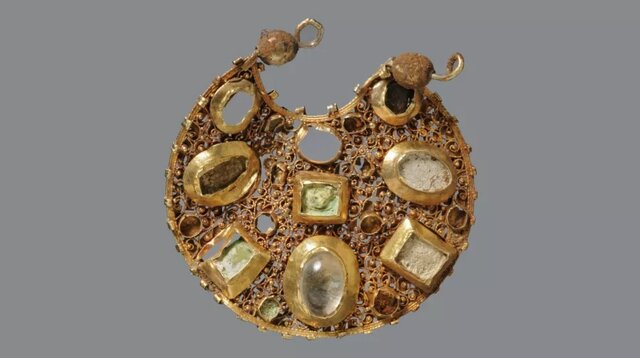 گوشواره‌های جواهرنشان ۸۰۰ ساله که دفن شده بودند
