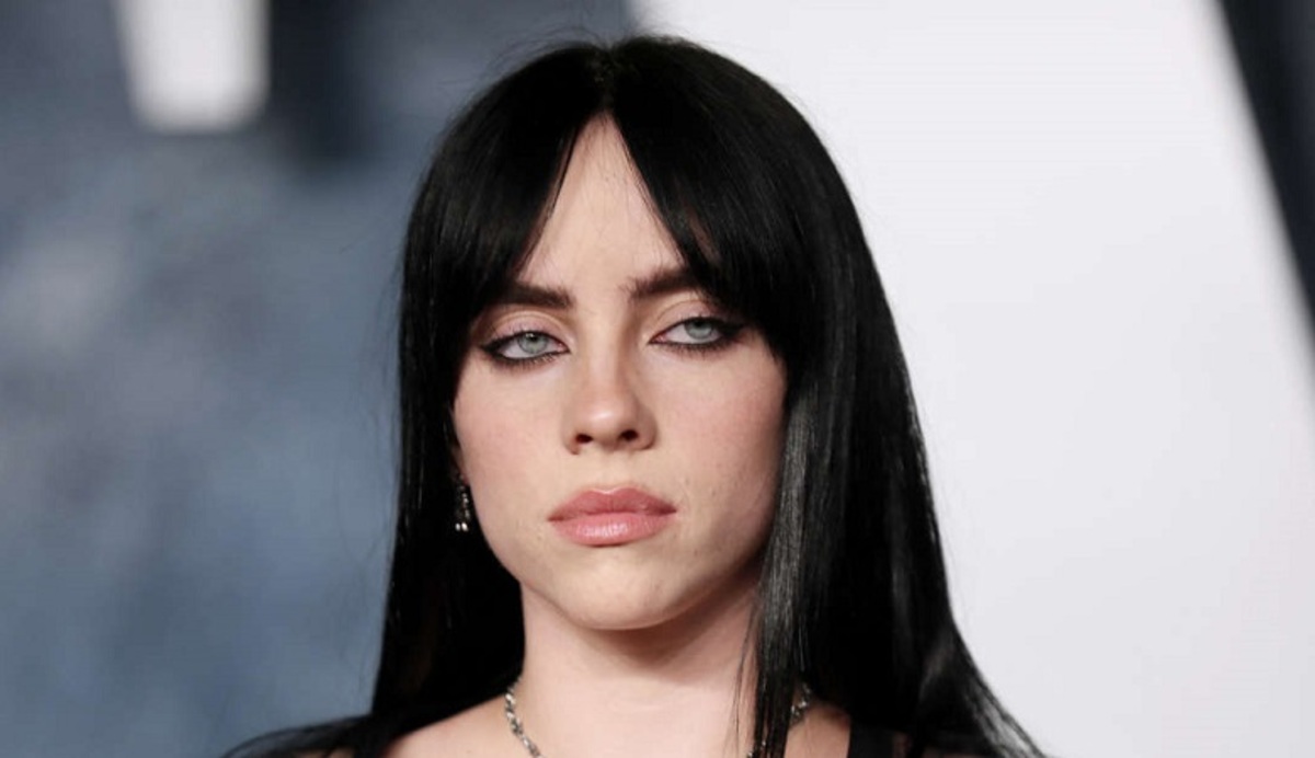 پاسخ تند «بیلی آیلیش» به افرادی که سبک پوشش و رفتار خانم خواننده را مسخره می‌کنند!