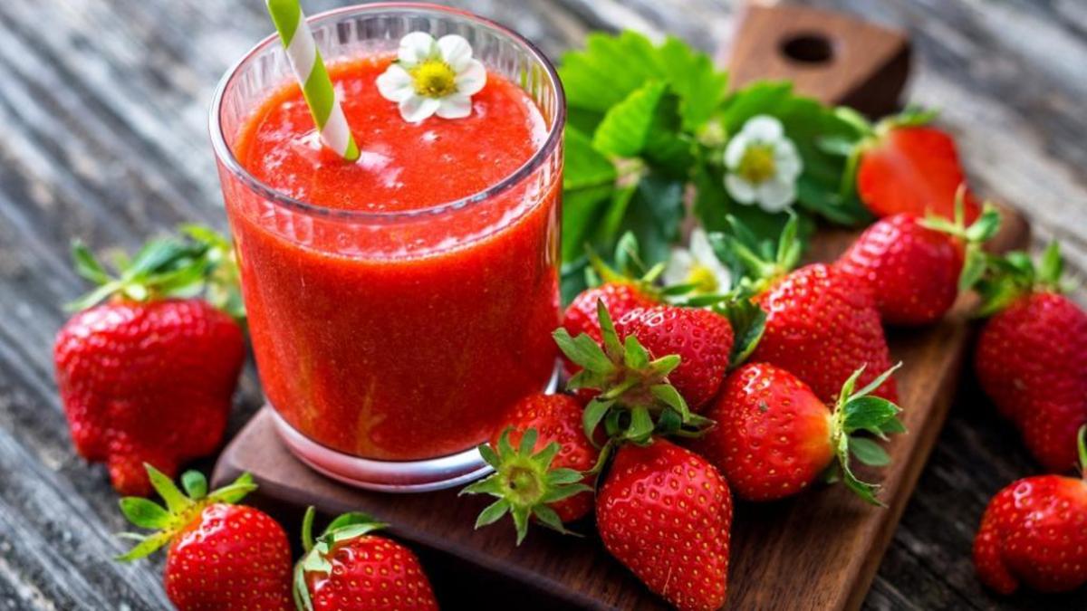 رسپی تهیه شربت خوشرنگ و دلچسب توت فرنگی در خانه