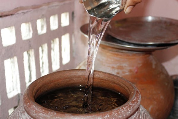 آب را در ظروف سفالی نگهداری و مصرف کنید
