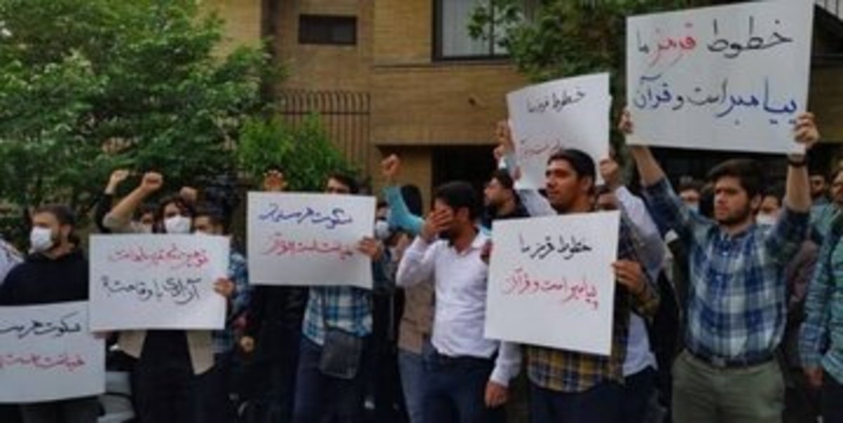 عکس پر بازدید دانشجو معترض در برابر سفارت سوئد در فضای مجازی