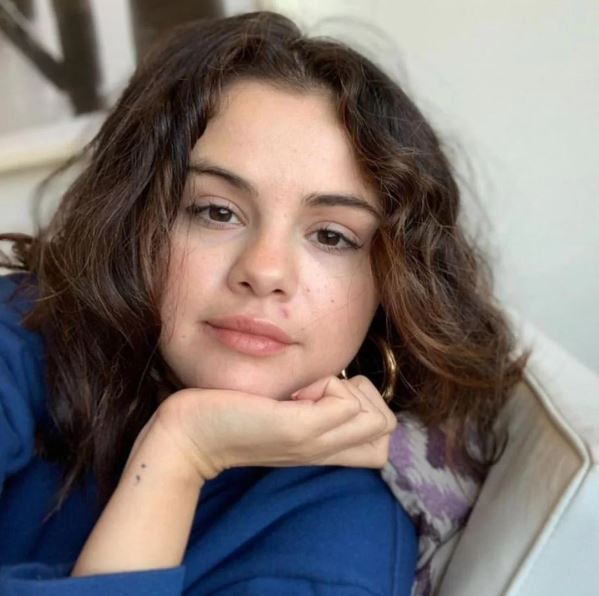 از دیدن چهره واقعی “سلنا گومز” بدون آرایش شوکه می‌شوید/ عکس