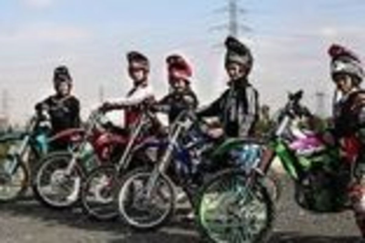 عکس / موتور سواری زنان با حجاب کامل در خیابان‌های تهران