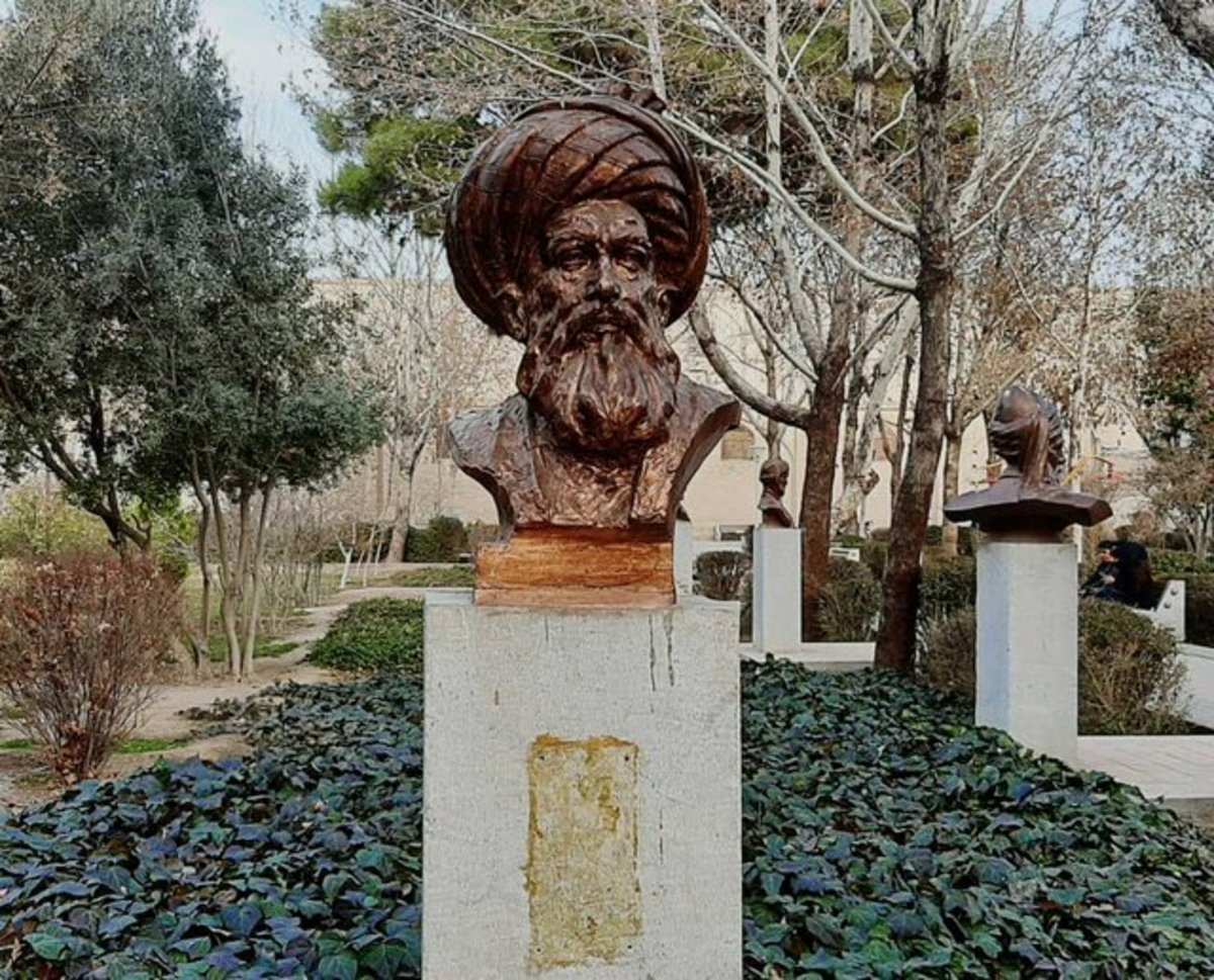 تبدیل قبرستان قدیمی نهاوند به بوستان مشاهیر