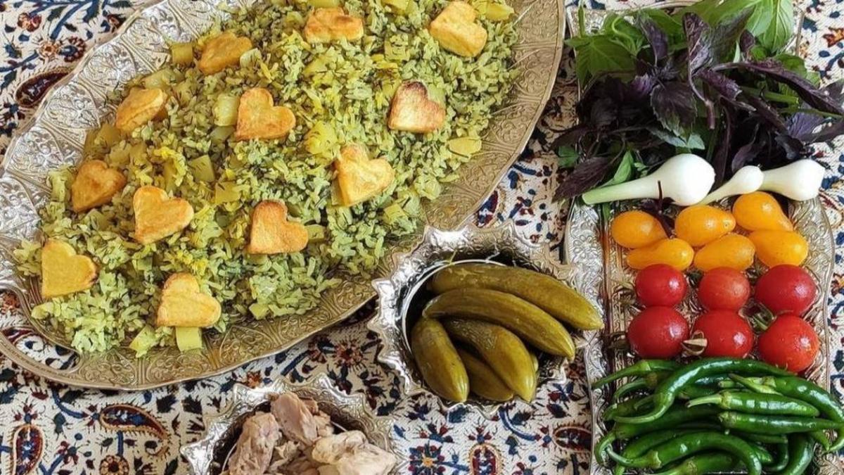 در ۶ مرحله این پلو کرمانی خوشرنگ و کم هزینه را برای مجالس درست کنید