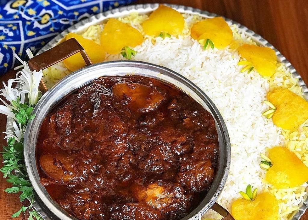 در چند مرحله این خورشت جا افتاده و محشر مجلسی را برای ناهار درست کنید