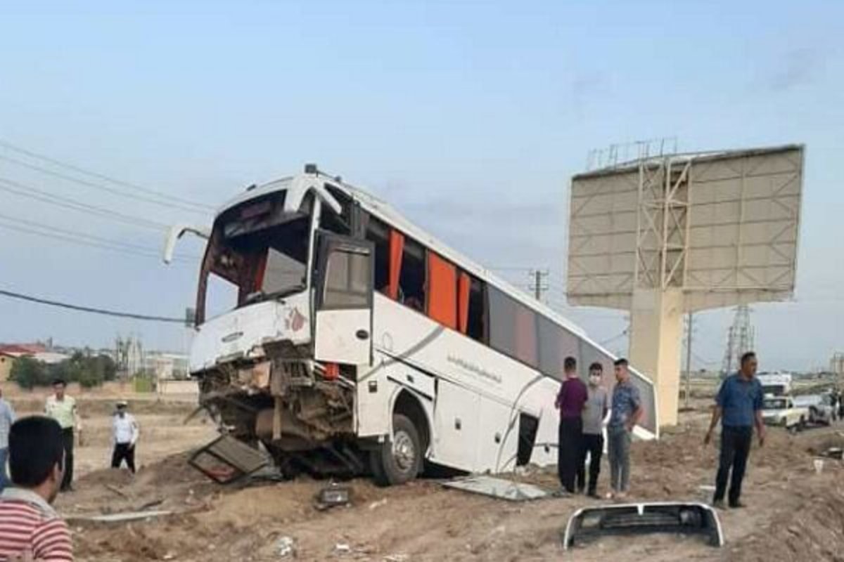 جان باختن دو نفر و مصدومیت ۱۲ نفر براثر برخورد اتوبوس به بلوک‌های نیوجرسی کنار اتوبان تهران ـ قم