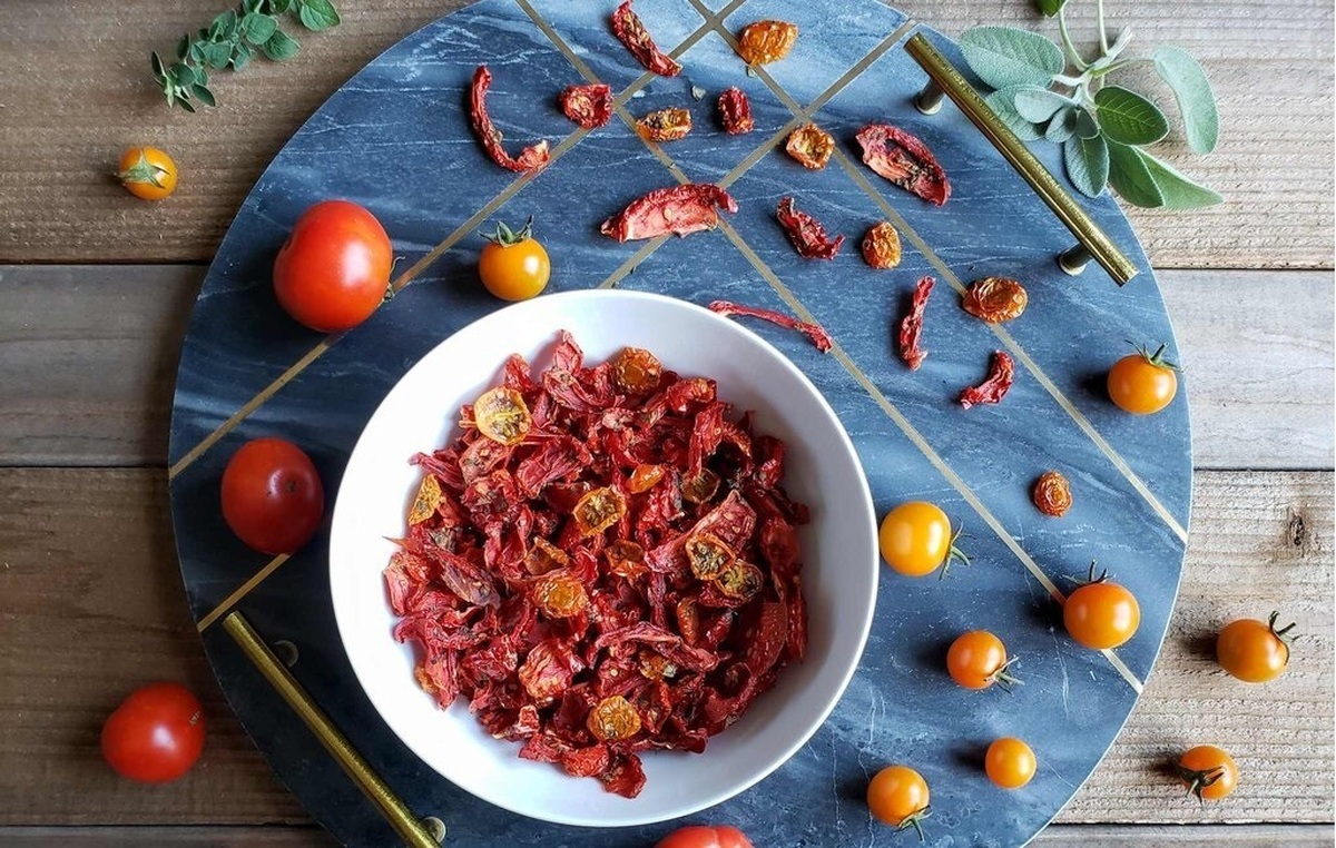 ترفند برای مزه دار کردن و نگهداری گوجه خشک شده
