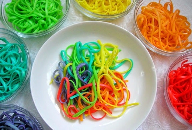 این ماکارونی رنگی و رنگی و خوشمزه را برای کودکانتان درست کنید