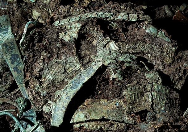 تدفین یک زن ۲۷۰۰ ساله رمی همراه با زیورآلاتش در یک تنه درخت