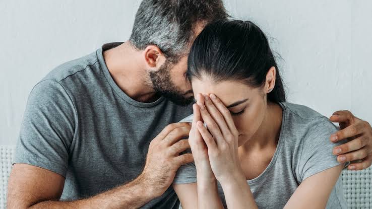 چرا طلاق عاطفی اتفاق می‌افتد؟ دلایل سندرم آشیانه‌ی خالی