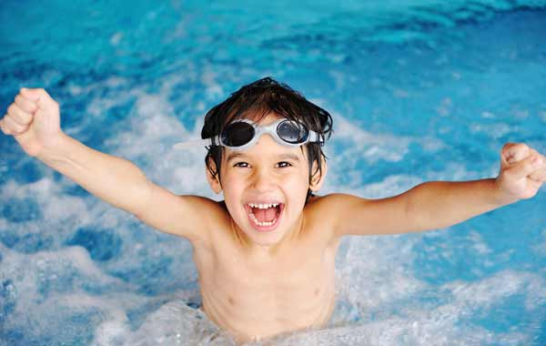 چرا باید کودکمان حتما شنا کردن را یاد بگیرد؟