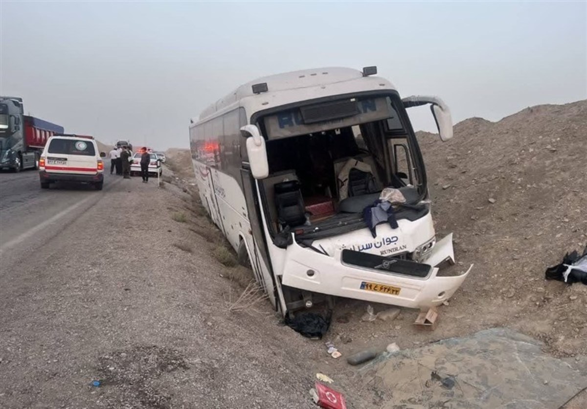 خروج اتوبوس از جاده در محور طبس-یزد ۱۰ مصدوم برجا گذاشت