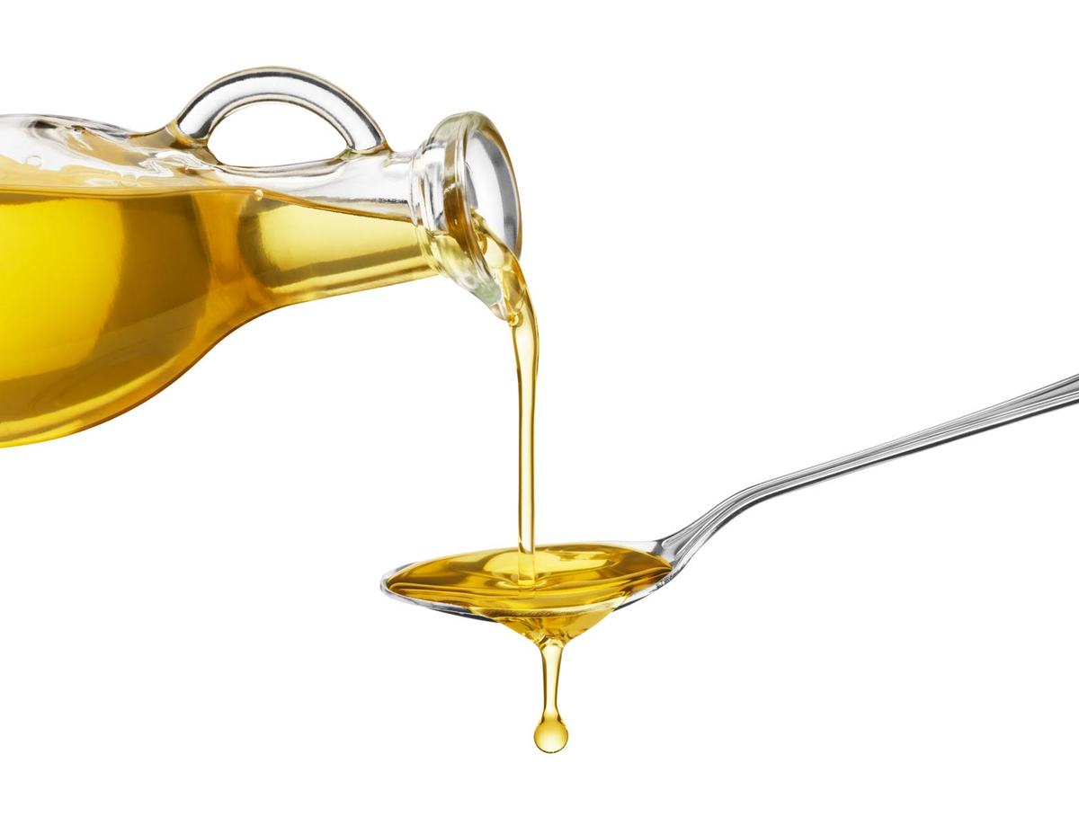 خلاص شدن از شر ترک و زبری پاشنه پا‌ها با روغن کرچک