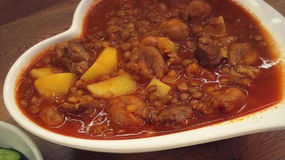 در ۶ مرحله این خورشت لذیذ و جاافتاده عدس را درست کنید