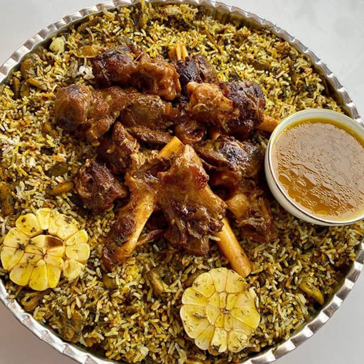 معطر پلو با ماهیچه غذایی لذیذ و چرب و چیلی که انگشتاتم باهاش می‌خوری