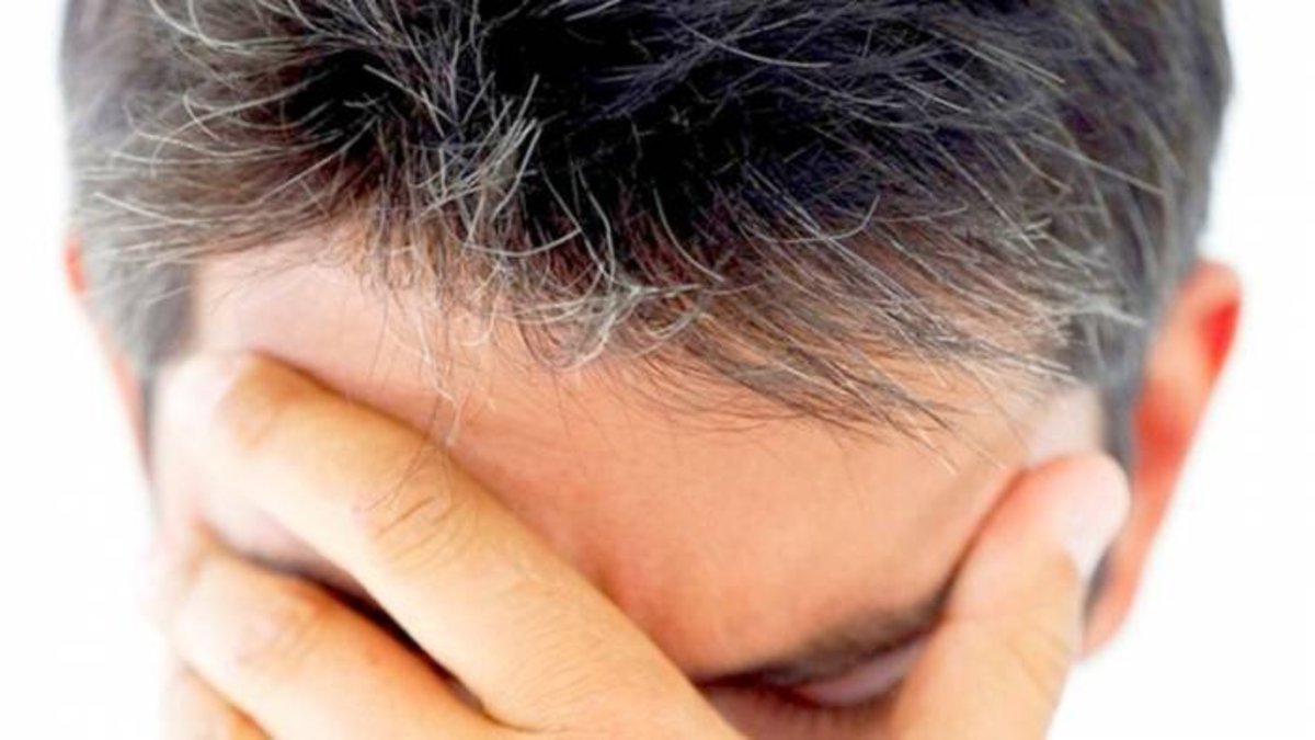 آیا کندن مو‌های خاکستری مشکل را حل می‌کند؟