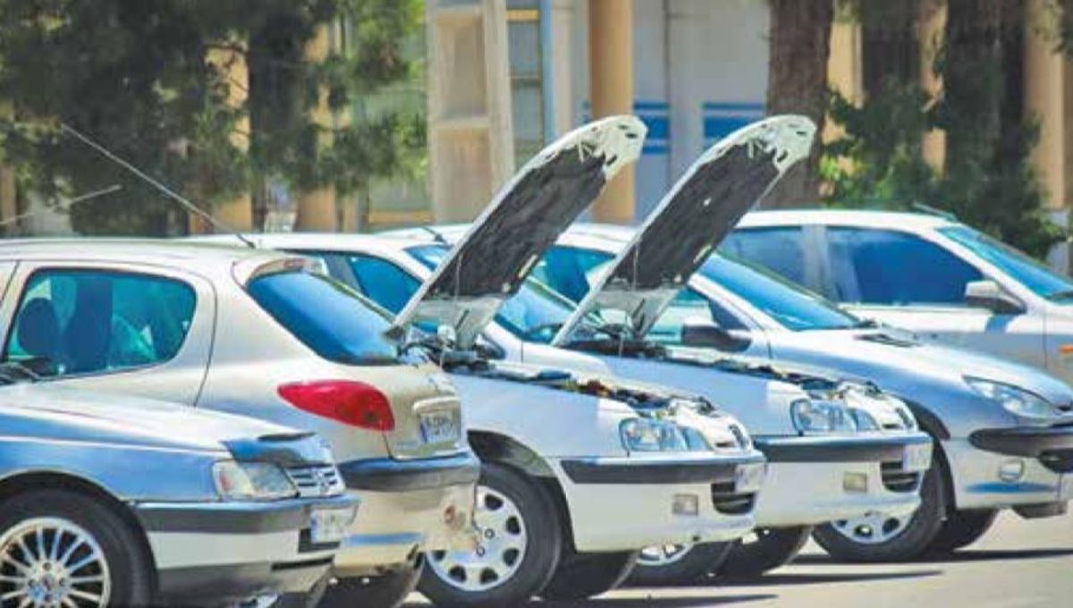 منتقدان دولت و دلالان خودرو در یک سو