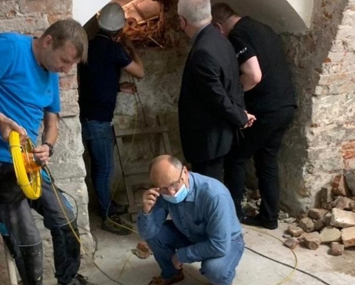کشف تابوبت یک ژنرال در اتاق زیرزمینی یک کلیسا پس از ۴۰۰ سال