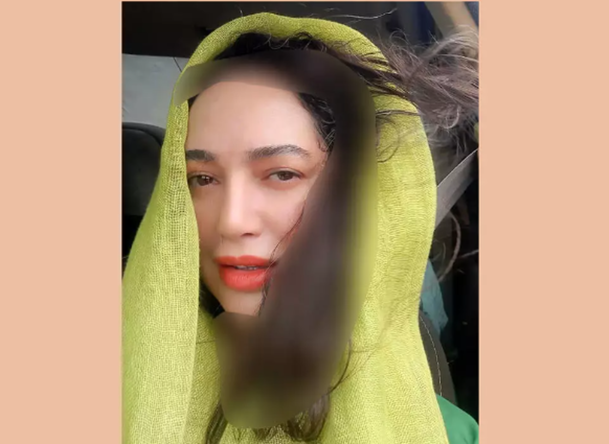 ژست های اغوا کننده خانم بازیگر با شال سبز رنگ