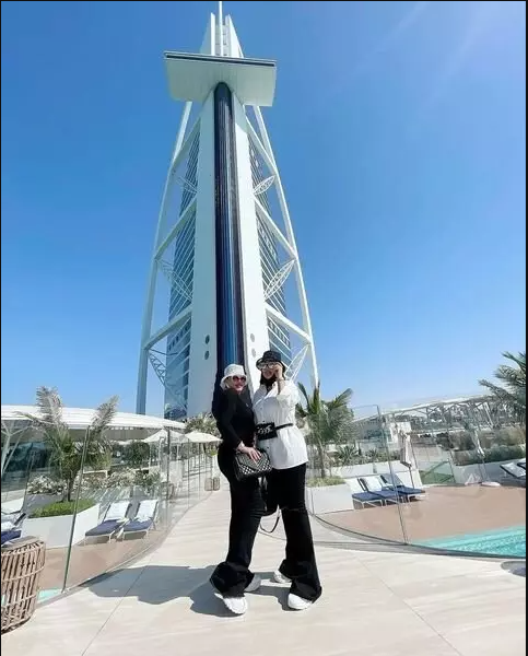 ژست لاکچری بهاره رهنما در دوبی با استایل منشوری