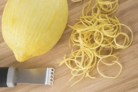 پودر لیموترش یک چاشنی مفید و خوشمزه برای انواع دسر و نوشیدنی‌ها