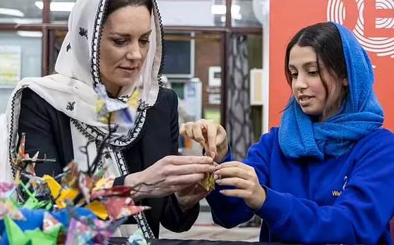 حجاب کیت میدلتون در یک مرکز اسلامی در لندن حجاب کیت میدلتون در یک مرکز اسلامی در لندن