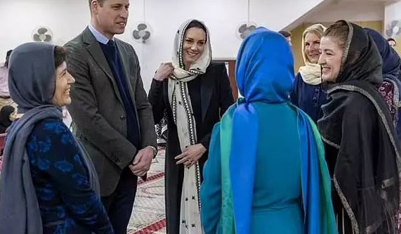 حجاب کیت میدلتون در یک مرکز اسلامی در لندن حجاب کیت میدلتون در یک مرکز اسلامی در لندن