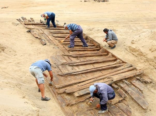 کشف یک کشتی ۱۳ متری از دل یک شهر روم باستان