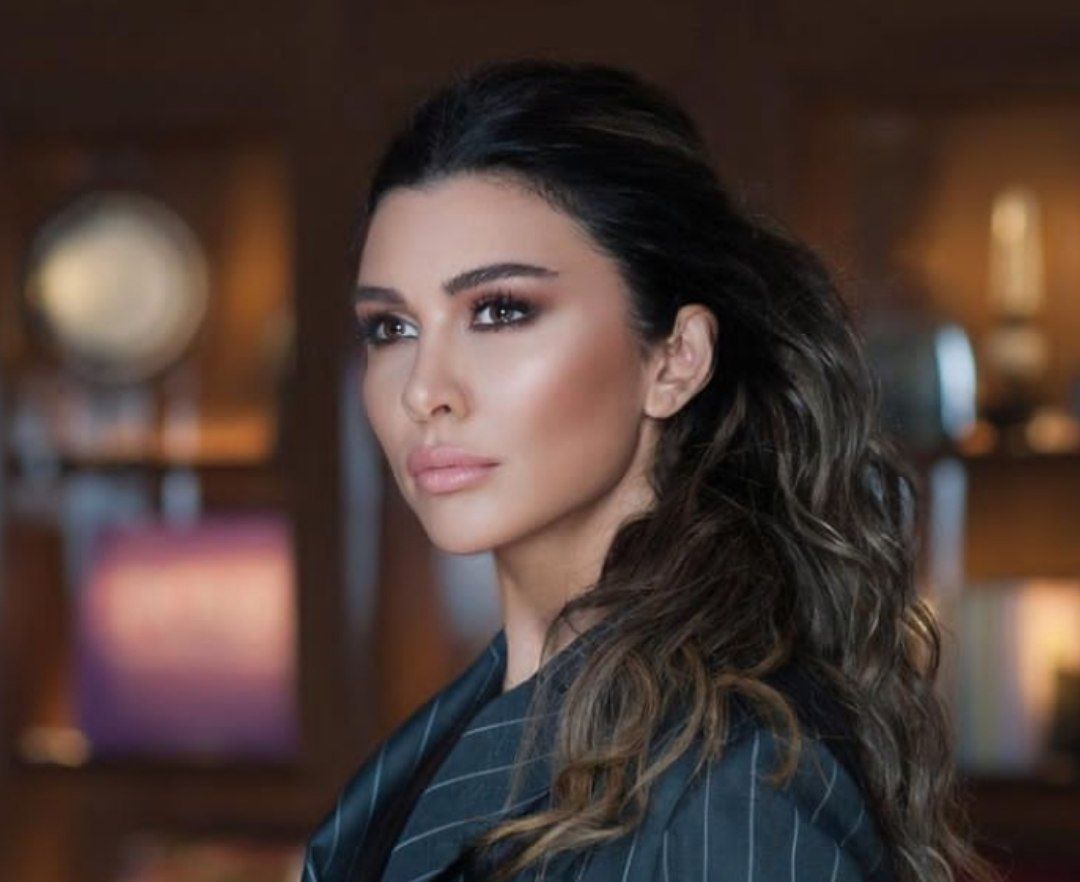 خانم بازیگر از شیر دوستش تغذیه میکند! خانم بازیگر از شیر دوستش تغذیه میکند!