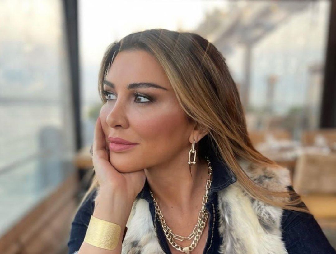 خانم بازیگر از شیر دوستش تغذیه میکند! خانم بازیگر از شیر دوستش تغذیه میکند!