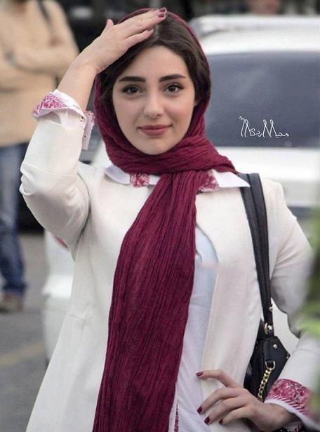 ژست جالب و متفاوت “هستی مهدوی فر” در جلوی دوربین/ عکس