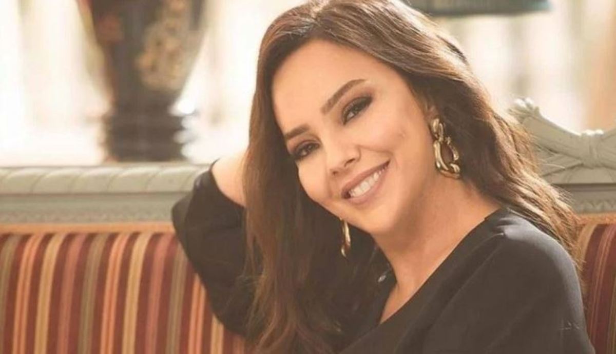 ابرو گوندش با این تیپ در مراسم ترحیم مادرش جلب نظر کرد + عکس