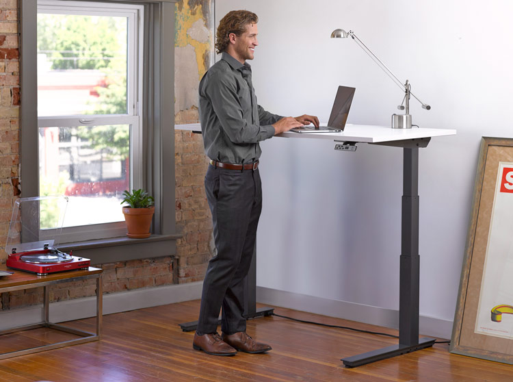 مزایا و معایب استفاده از میز ایستاده هنگام کار