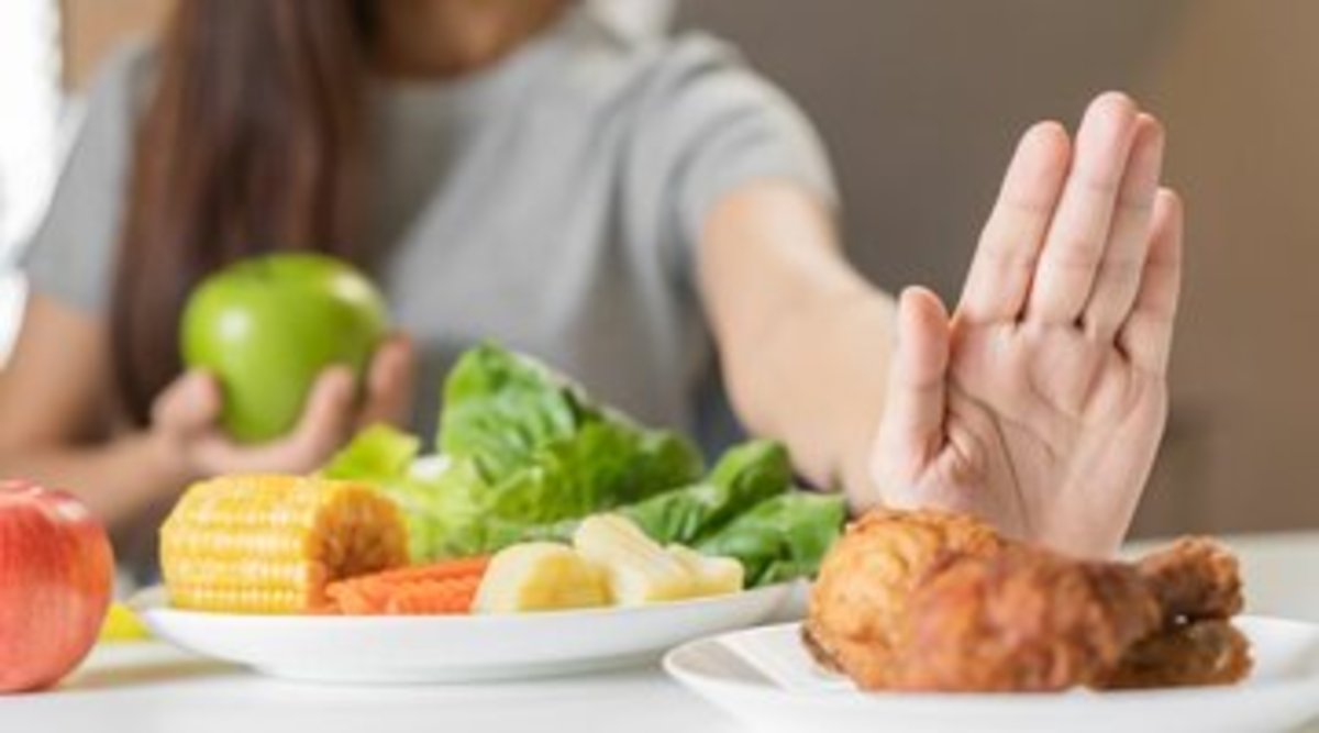 سرگیجه و ریزش مو از نشانه‌های جدی کم خوراکی در افراد