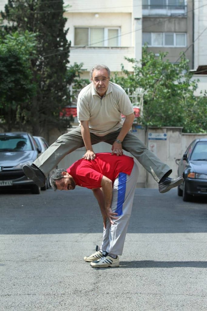 تصویری جالب از محمود شهریاری در حال ورزش سوژه شد/ عکس